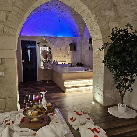 Romantic Suite With Private Jacuzzi Malely Suite-2